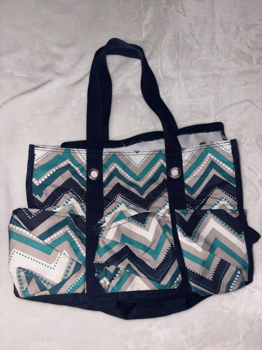 Thirty- One Organizing Utility Tote in Dotty Chevron